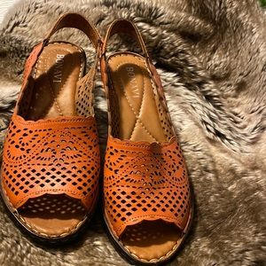 So cute, barely worn size 7 1/2 Bonavi  sandals,comfy, stylish tangerine color.